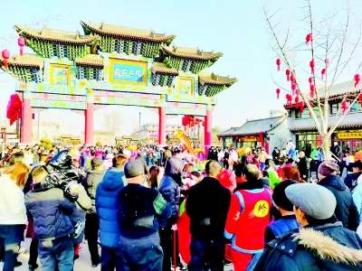           乔家大院举办的年俗活动让游客沉浸在浓浓的年味儿之中 图片由山西文旅集团提供        