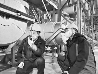           极寒天气中进行巡视作业早已成为雁门关换流站运维人员的一种习惯        