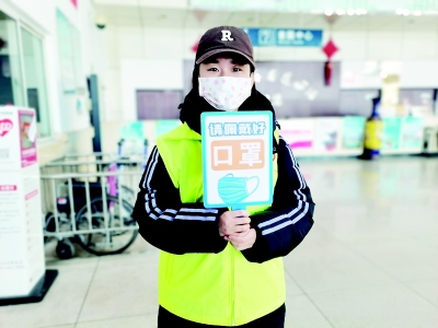           通过帮助别人体会到了赠人玫瑰手有余香的快乐 本报记者 康乐 摄        