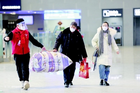           志愿者成了温暖整个春运的一道风景线 图片由中铁太原局集团有限公司团委提供        