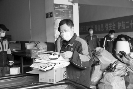           快递小哥加班加点完成揽收和派送        