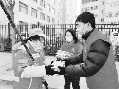           青年送温暖，致敬“城市美容师”。 通讯员 傅蕊 摄        