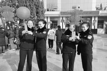           民警们积极参与，竞相猜谜。 图片由永济董村强制隔离戒毒所提供        