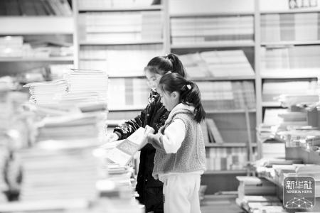           新学期来临，学生在书店选购教辅图书。 新华社发（陈勇摄）        