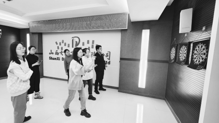           团员青年体验趣味游戏 图片由山西大秦物流有限公司团委提供        