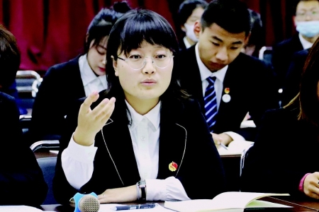           王婷以爱育爱，以德育德，培养出一批又一批优秀学生。 图片由受访者提供        