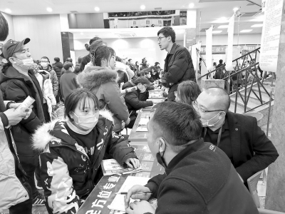           招聘现场人头攒动        