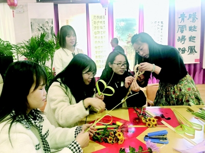           举办特色活动丰富群众文化生活 本报记者 康乐 摄        