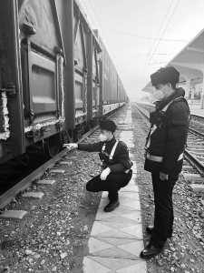           父子二人携手保障铁路运输安全 图片由太原局集团公司提供        