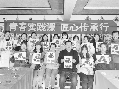           返乡大学生制作陵川布贴画 图片由团陵川县委提供        