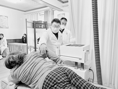           医生为患者做艾灸治疗        