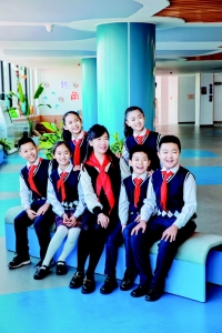           “干一岗，爱一岗，成一岗”是孟海蓉（中）的职业追求 图片由受访者提供        