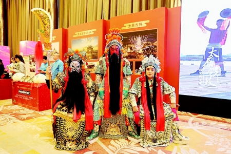           非遗展示好戏连台　本报记者 孟绍毅 摄        