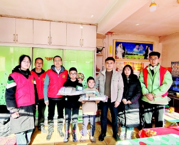           入户走访，以实际行动关爱困境少年儿童。 图片由团沁源县委提供        