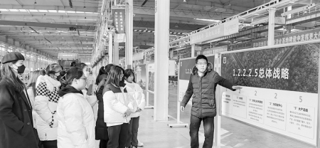           返乡大学生在实践中开拓视野        