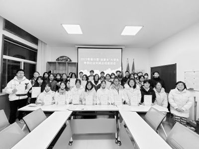           为返乡大学生颁发社会实践证书 图片由团娄烦县委提供        