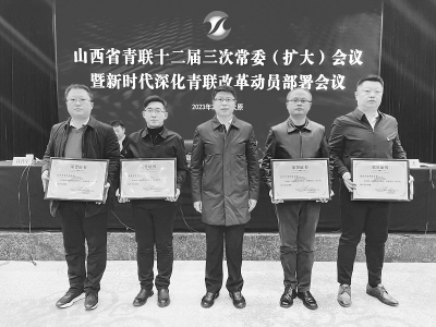           团省委书记张钧（中）与获表彰代表合影 本报记者 胡远嘉 摄        