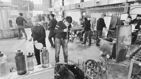           口吹玻璃生产现场。 新华社记者 王劲玉 摄        