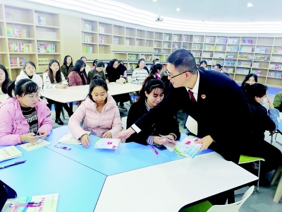           检察官正在发放法治学习资料 图片由太原市万柏林区人民检察院提供        