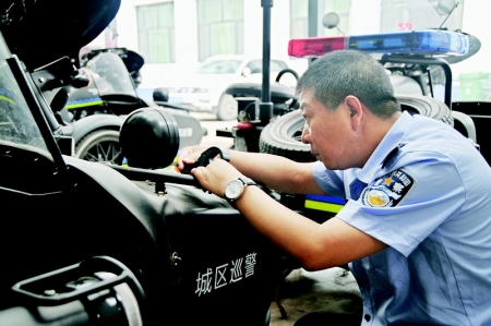           明消冰一如既往，用实际行动诠释着入警誓言。 图片由山西省公安厅提供        