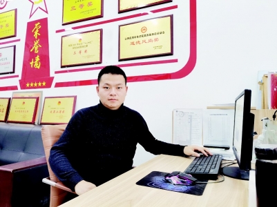           尽心尽责关心学生 图片由受访者提供        