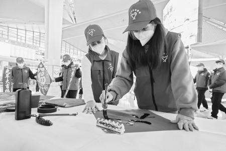           春运志愿者写春联赠旅客        