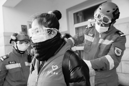           志愿者挺身防疫一线本版摄影 本报记者 胡远嘉        