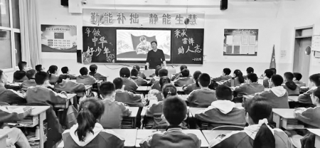           学生们在主题讲座中学习雷锋精神 图片由廷亮中学提供        