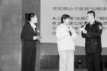           反诈宣传进万家，守护青春保平安。 本报记者 康乐 摄        