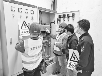           学雷锋小组为商户检查电源箱 通讯员 赵翔 摄        