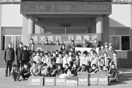           大力弘扬新时代雷锋精神，彰显电力青年正能量。 通讯员 陈永菲 摄        