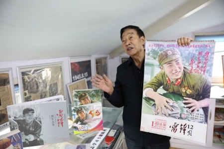           王立功的藏报馆一角，珍藏着4000余份雷锋主题的宣传品。 本版摄影 本报记者 康乐        