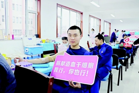           “火焰蓝”永远闪耀在党和人民最需要的地方 本报记者 康乐 摄        