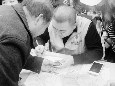           于建敏（右）表示，做好事永无止境，献爱心重在践行。 图片由对方提供        