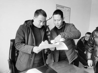           李燕宝（右）用真诚无私的服务架起电的桥梁，把光明送到千家万户。 本报记者 张云鹏 摄        