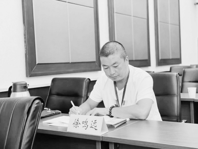           用行动践行雷锋精神        