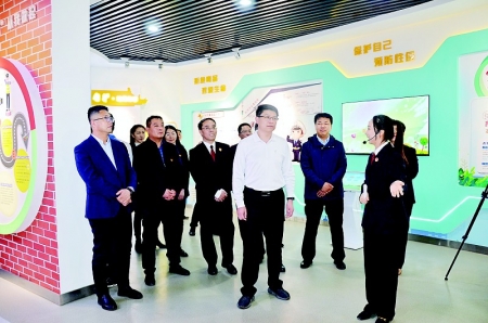           团省委书记张钧（中）深入晋中市，就共青团工作开展情况进行调研。        