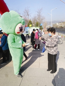           志愿者多形式宣传，共创国家森林城市。 本报记者 康乐 摄        