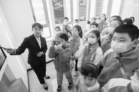           小学生的一场探秘机场之旅        