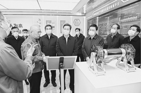               3月16日，省委书记蓝佛安在清徐精细化工循环产业园调研焦炉煤气综合利用工业园区建设运营情况。 《山西日报》记者 史晓波 摄        