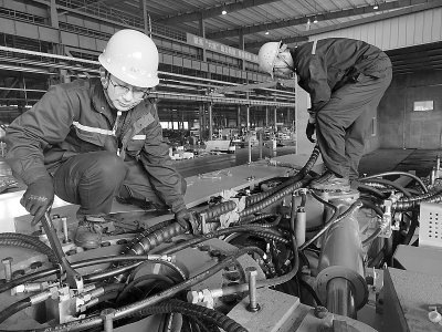           太原晋源区入企服务重点工程项目 本报记者 康乐 摄        