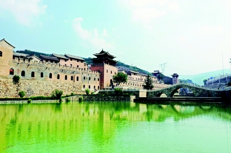           青山绿水环境优美        