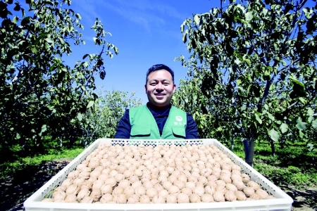           为乡村振兴贡献青春力量        