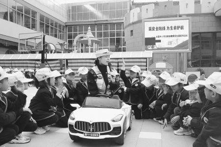           交警以寓教于乐的方式，为小朋友们筑牢安全防线。 图片由通讯员 李东兴 提供        