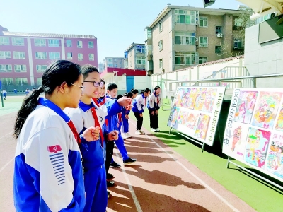           同学们参观小伙伴们创作的“安全在我心中”主题画作 图片由太原市晋阳街小学提供        