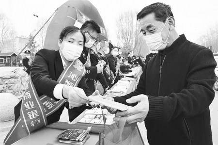           山西农信社为消费者提供暖心服务 图片由省联社提供        