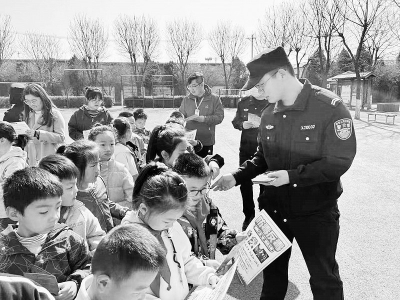           禁毒反诈反恐宣传进校园 本报记者 康乐 摄        
