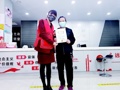           崔荣（左）是社区居民眼中最“给力”的当家人 图片由受访者提供        