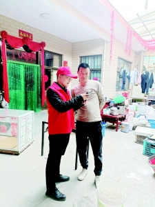           白涛（左）一直严格要求自己，真心融入群众、真情投入农村。 图片由受访者提供        