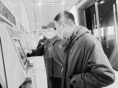           春运志愿者魏诗坤帮助旅客购票 图片由太原南站团委提供        